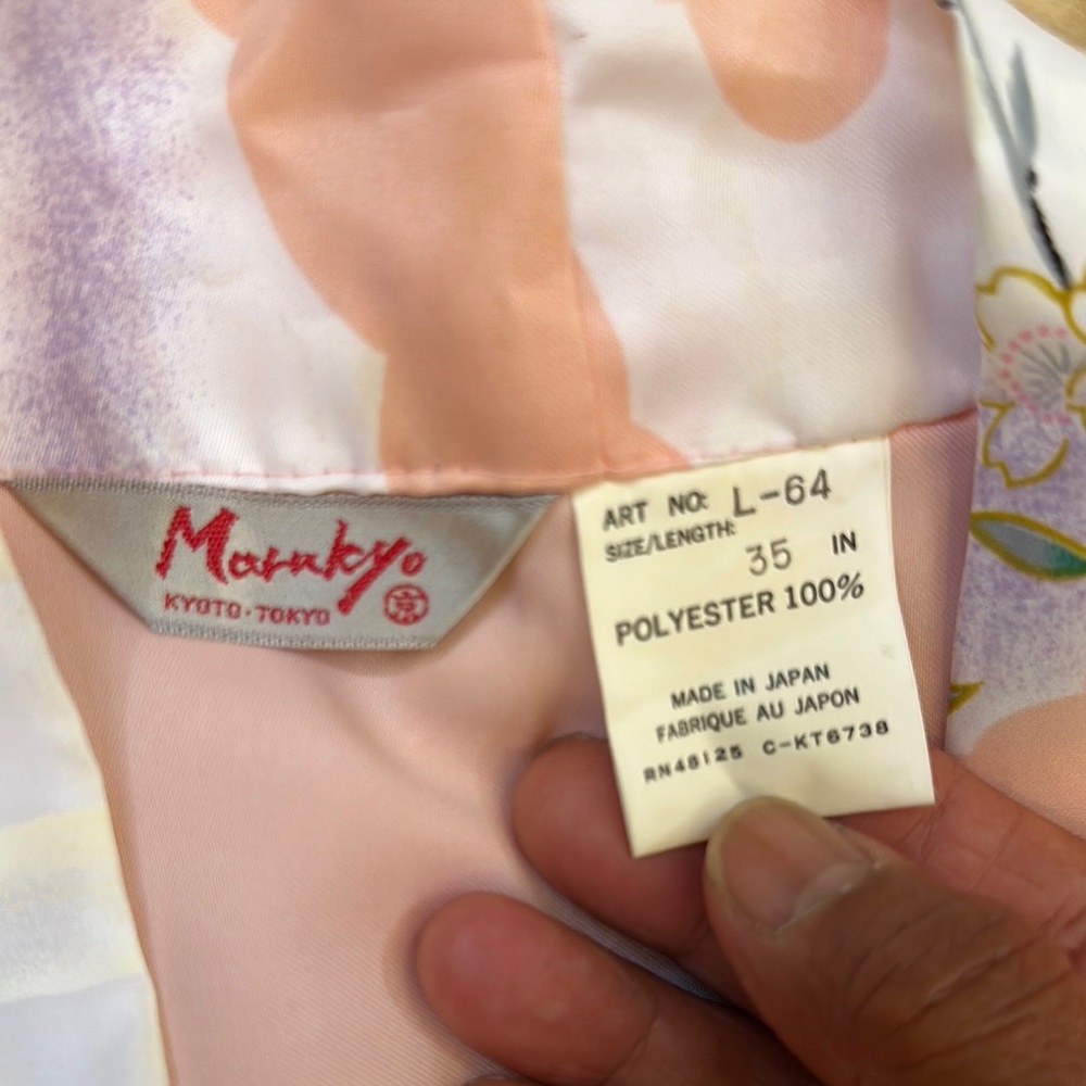 Vintage-Inspired Peach Floral Kimono Jacket with Geisha Motif - Picture 2 of 7